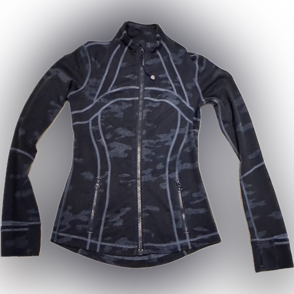 Lululemon athletica oil slick blue Camouflage define Jacket. Size 4.